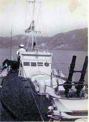 MTB 07 alongside HMS Robin in Mirs Bay 1941 ; 
	Click here to return to the Waichow group photo ; 
    
    Photo from Buddy Hide's collection ©