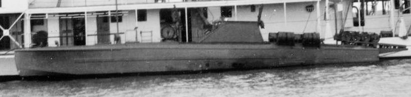 MTB 27 alongside HMS Robin
Photo from the Hide collection ©