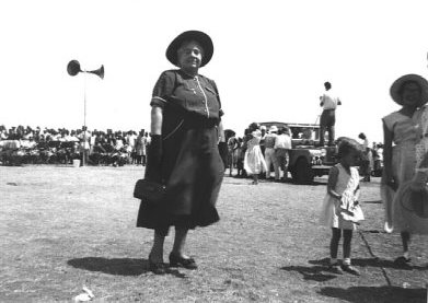 Waiting for HRH The Princess Margaret, Mwadui 
Photo from the Hide family collection © 
Click here to see more of Mwadui