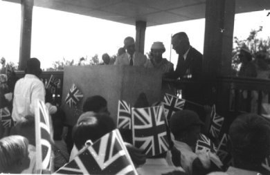 HRH Princess Margaret tapping the foudation stone in Mwadui.
Photo from the Hide family collection ©